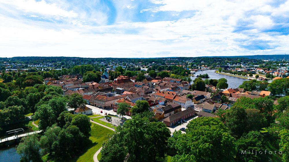 Bildet viser et vakkert luftfoto av Gamlebyen i Fredrikstad,