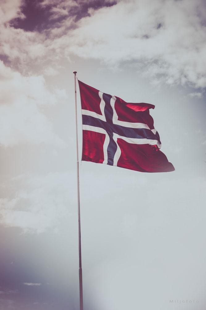 Flagget som vaier i vind - 17.mai Flagget som vaier i vind - 17.mai