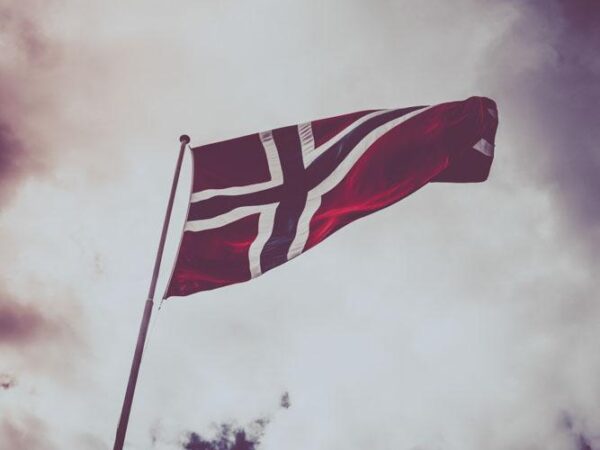 Flagg i skumringen - 17.mai