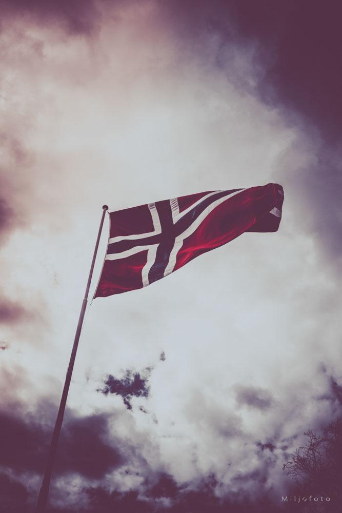 Flagg i skumringen - 17.mai Flagg i skumringen - 17.mai