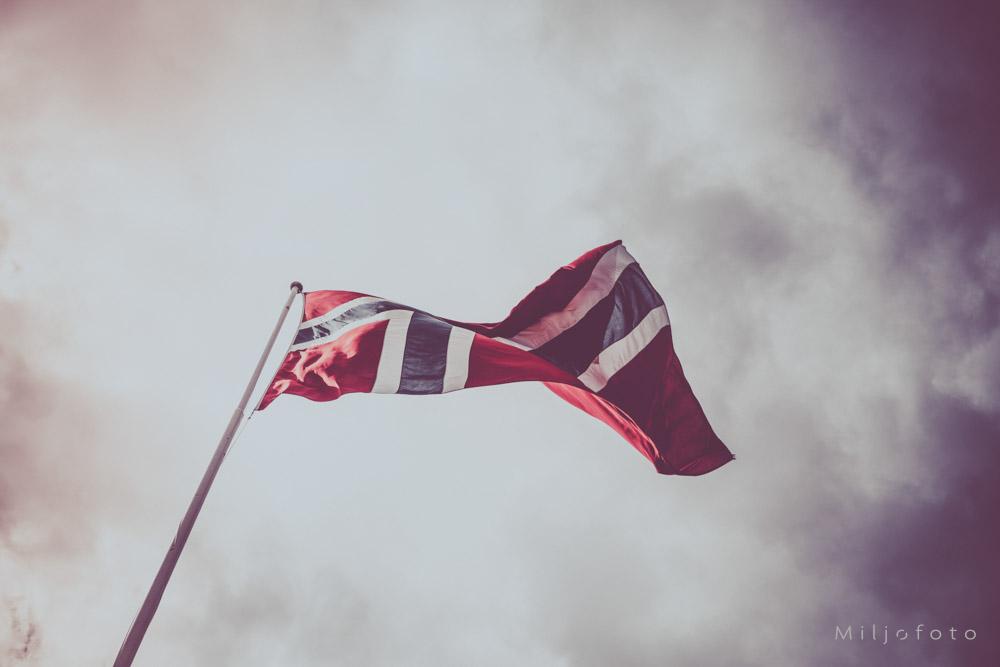 Flagg mot himmelen - 17.mai Flagg mot himmelen - 17.mai