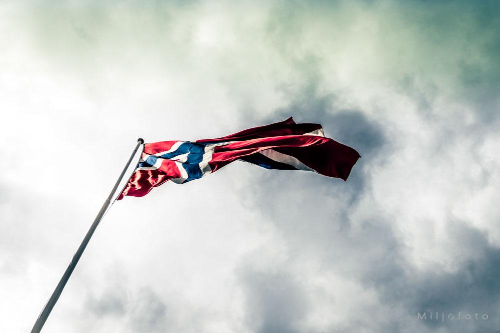 Flagg i gråvær - 17.mai Flagg i gråvær - 17.mai