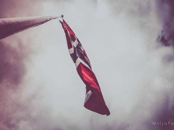 Flagg i sterk vind - 17.mai