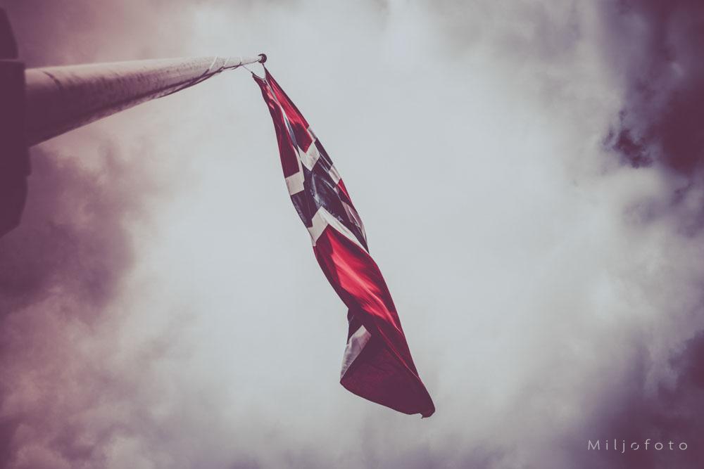 Flagg i sterk vind - 17.mai Flagg i sterk vind - 17.mai