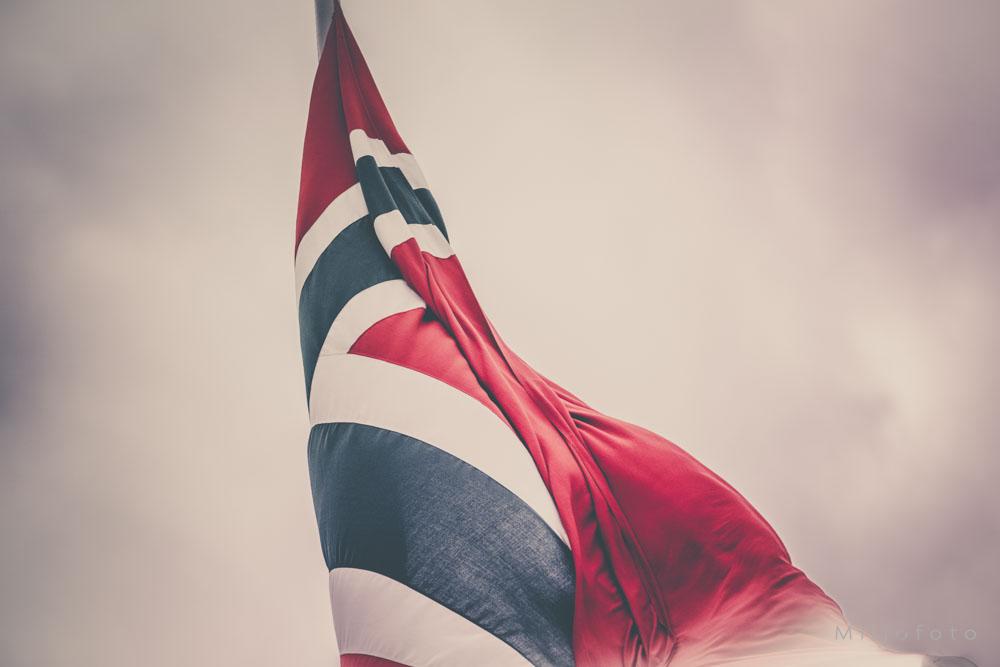 Dramatisk flagg - 17.mai Dramatisk flagg - 17.mai