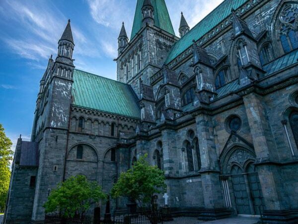 Blå himmel over Nidarosdomen