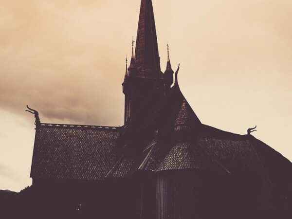 Lom stavkirke i silhuett