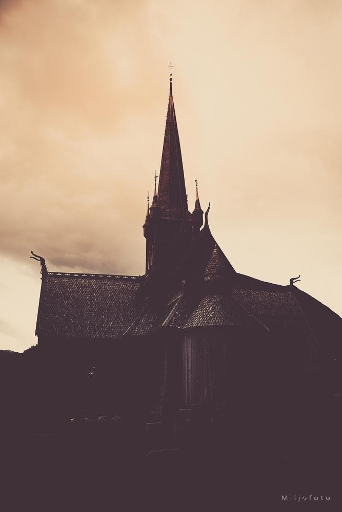 Lom stavkirke i silhuett Lom stavkirke i silhuett