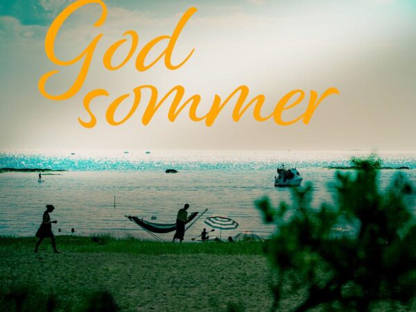 God sommer strand, livet på en strand med mennesker i siluett mot havet.